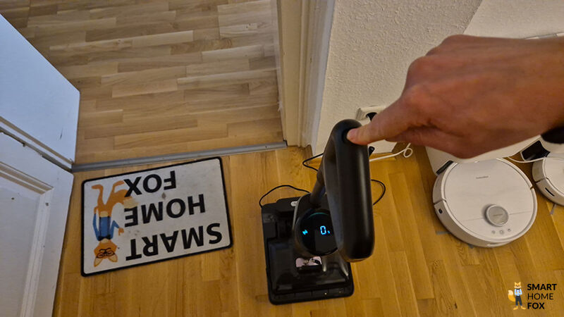 Dreckige Dreame H15 Pro Buerste wird in der Station gereinigt.
